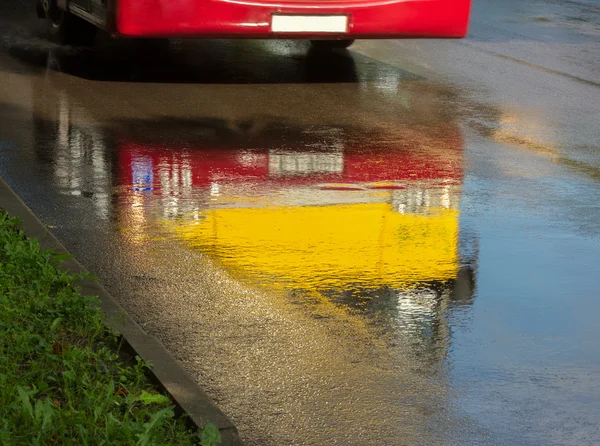 Дорога под дождем . — стоковое фото