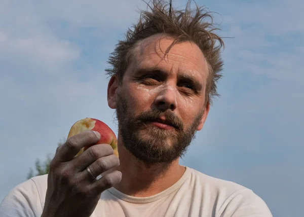 顔を発見した画家はリンゴを食べる — ストック写真