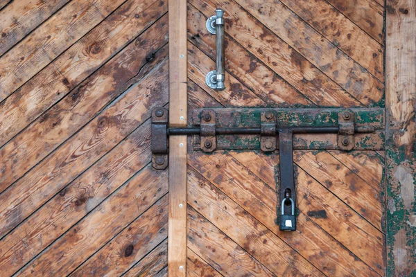 Teil Der Großen Holztür Mit Schlüssel — Stockfoto