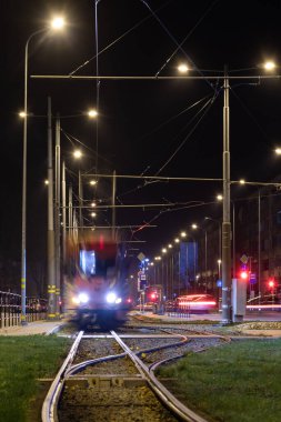 Liepaja şehrinde gece tramvayı.