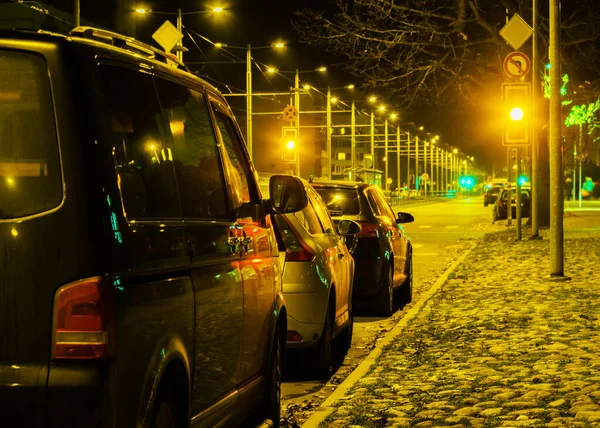 Машины Светофор Ночной Улице Лиепаи — стоковое фото