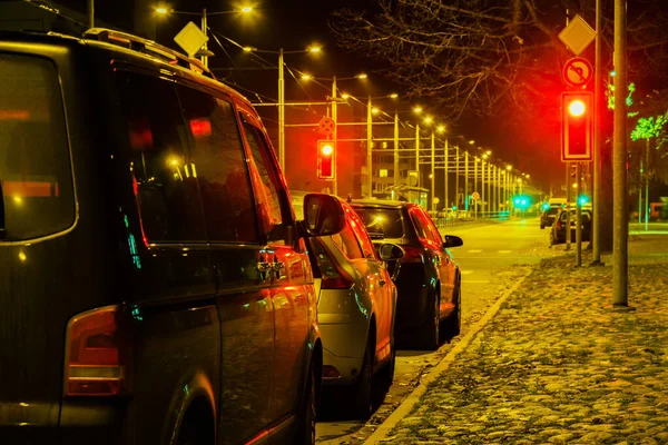 Машины Светофор Ночной Улице Лиепаи — стоковое фото