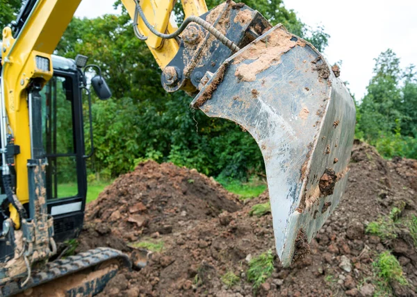 Kazı Makinesi Kırsal Kesimlerdeki Toprakla Çalışıyor — Stok fotoğraf