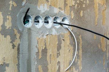 Duvarda yeni elektrik prizleri.