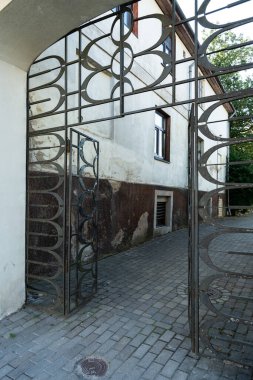 Eski metal kapının arkasındaki avluya bak..