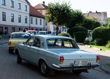LATVIA, SALDUS - 19 Eylül: Saldus Letonya 'nın bir kasabasıdır. Şehir boyunca Riga-Liepja otoyolu var. 19 Eylül 2020 'de, Saldus, Letonya' da eski moda arabalarla sokağa bakın..