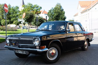 LATVIA, SALDUS - 19 Eylül: Saldus Letonya 'nın bir kasabasıdır. Şehir boyunca Riga-Liepja otoyolu var. 19 Eylül 2020 'de, Saldus, Letonya' da eski moda arabalarla sokağa bakın..