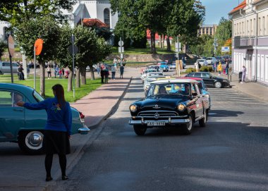 LATVIA, SALDUS - 19 Eylül: Saldus Letonya 'nın bir kasabasıdır. Şehir boyunca Riga-Liepja otoyolu var. 19 Eylül 2020 'de, Saldus, Letonya' da eski moda arabalarla sokağa bakın..