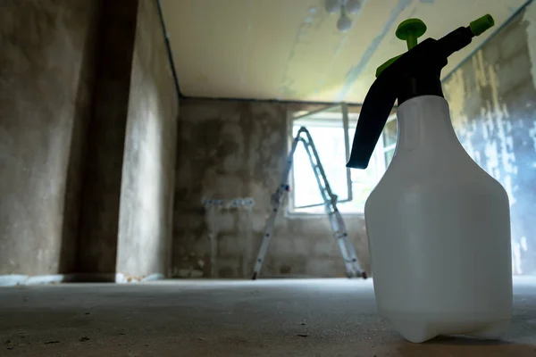 Bottle Water Main Aid Removing Old Wallpaper — Stock Photo, Image