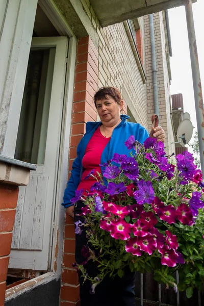 Donna Adulta Sorridente Con Grande Vaso Fiori Sul Vecchio Balcone — Foto Stock