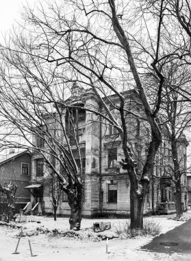 Küçük bir şehirdeki eski binaya bak.