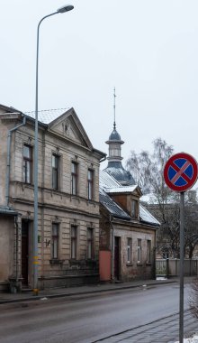 Küçük bir şehirdeki eski binaya bak.