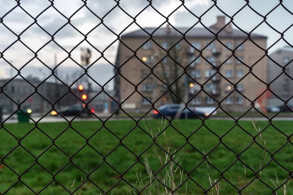 Vue Sur Rue Travers Une Clôture Métallique Dans Une Petite — Photo