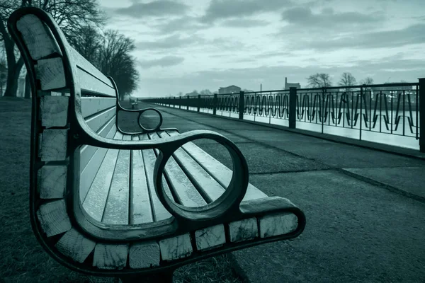 運河沿いの市立公園の古い木製のベンチ — ストック写真