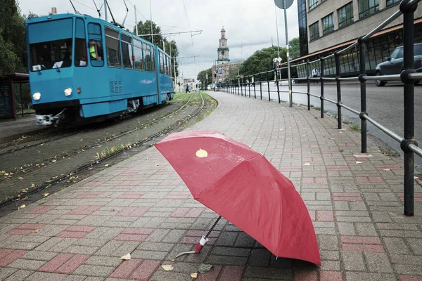 Paesaggio Urbano Con Tram Blu Ombrellone Rosso — Foto Stock