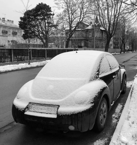 Маленький Автомобиль Снегом Улице — стоковое фото