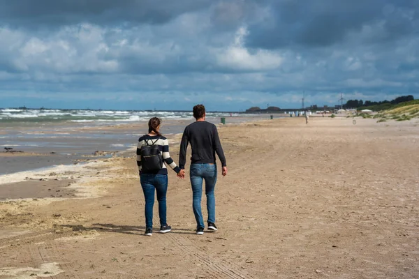 Mladý Pár Spolu Chůze Pobřeží Baltského Moře — Stock fotografie