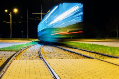 Hareket tramvayı ile gece şehrine bak.
