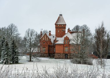 Kışın Jaunmoku Kalesi 'ne bakın..