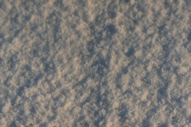 Kışın karın doğal yüzeyi.