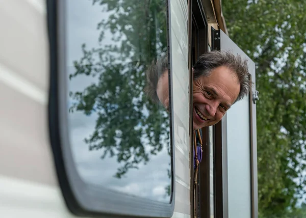Gülümseyen Yetişkin Adam Karavanın Kapısından Bakıyor — Stok fotoğraf
