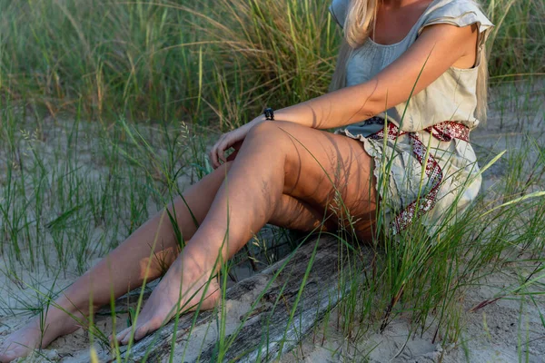 Mujer Relajándose Costa Del Mar Báltico — Foto de Stock