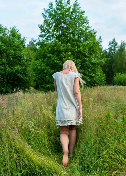 Ung Kvinna Långt Gräs — Stockfoto