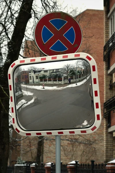 Blick Durch Spiegel Auf Die Straße — Stockfoto