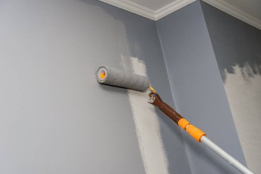 İşçi odasını tamir ediyor, gerçek bir iş..