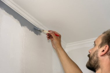 İşçi odasını tamir ediyor, gerçek bir iş..