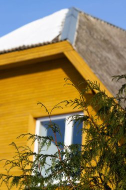 Eşkıya çalılarıyla ayrılmış bir ev..