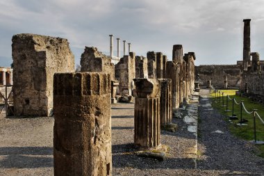 Pompeii harabelerine bakın.