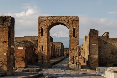 Pompeii harabelerine bakın.
