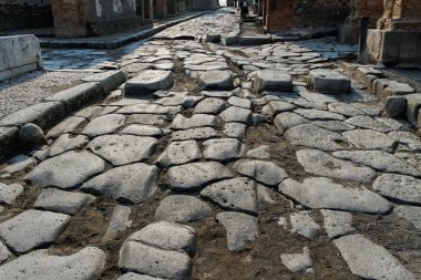 Pompeii 'de yaya geçidi olan kaldırım taşlı yola bak.