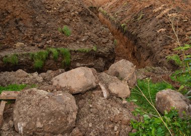 Taşrada yeni kazılmış bir hendek..