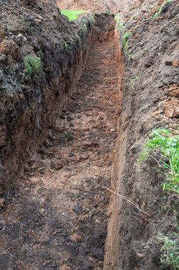 Taşrada yeni kazılmış bir hendek..