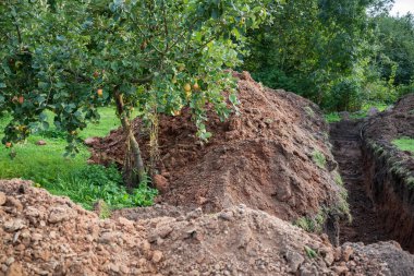 Taşrada yeni kazılmış bir hendek..