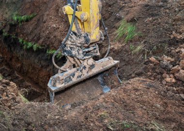 Taşrada yeni kazılmış bir hendek..