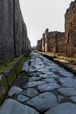 Pompei harabesine bakın..