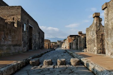 Pompeii 'de yaya geçidi olan kaldırım taşlı yola bak.