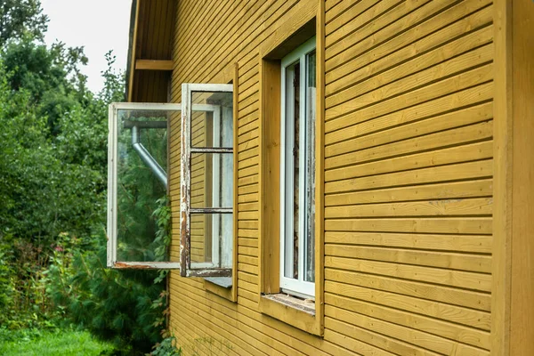 Evin dışından yeni ve eski pencerelere bak.