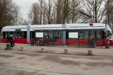 Liepaja, Baltık Denizi 'nde yer alan bir şehirdir. 18 Mart 2021 'de yeni tramvayla sokağa bakın, Liepaja, Letonya.