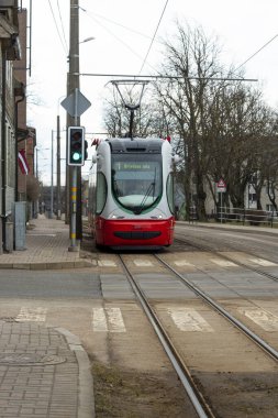 Liepaja, Baltık Denizi 'nde yer alan bir şehirdir. 18 Mart 2021 'de yeni tramvayla sokağa bakın, Liepaja, Letonya.