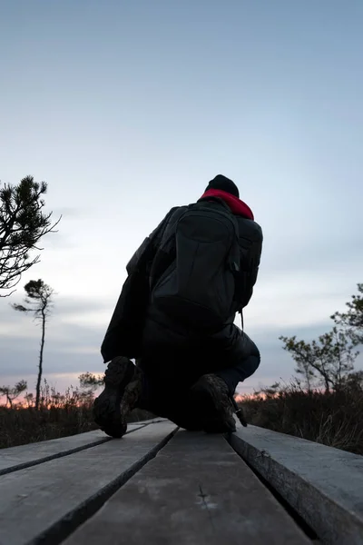 Blick Zur Person Auf Dem Holzweg Durch Das Dunikas Moor — Stockfoto