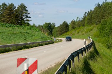 Kenarları olan yolu eğri göster.