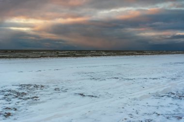 Kış mevsiminde Baltık Denizi kıyılarına bakın.