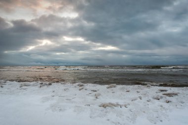 Kış mevsiminde Baltık Denizi kıyılarına bakın.
