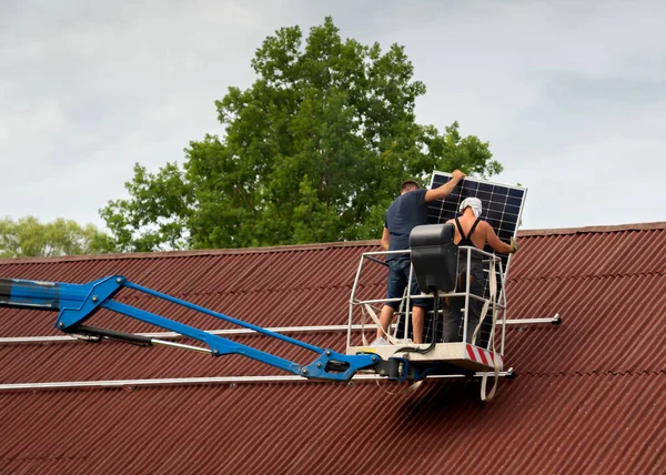 Spanning Van Het Zonnepaneel Een Dak — Stockfoto