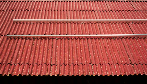 屋根の上に太陽電池パネルのモンタージュ — ストック写真