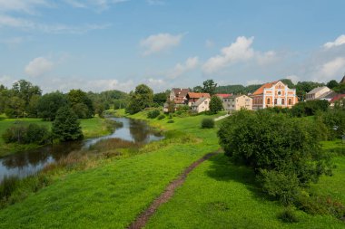 Abava nehrinin kıyısındaki sinagoga bak.